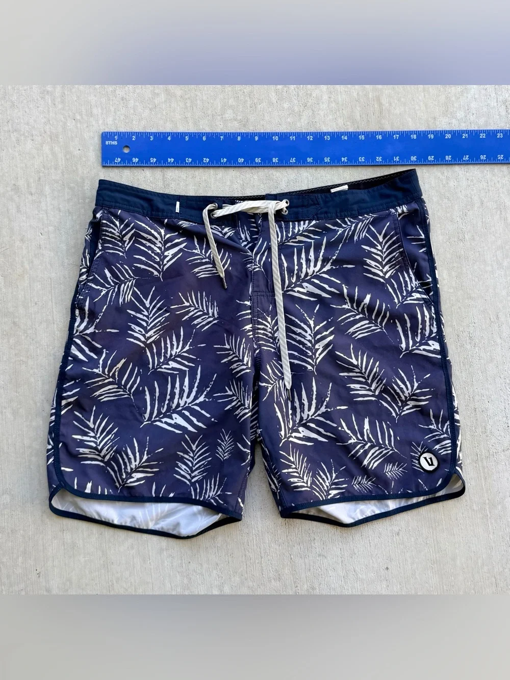 Vuori Cruise Board Shorts Floral All Over Print Men Size 34